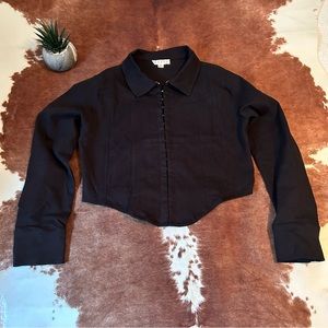 PERFECT POSE HOOK-AND-EYE DETAIL TOP